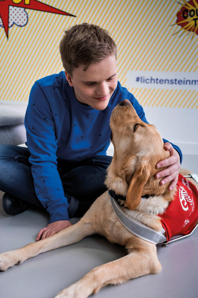 Jules en blindengeleidehond Imagine kijken lief naar elkaar.